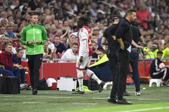 🎥 | PSV-fans zingen Bassey toe na rode kaart: 'Dag vriendjes, en vriendinnetjes!'