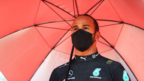 Boze reacties op social media na crash Max: ‘Laat Hamilton in Berghuis-shirt door Rotterdam lopen’