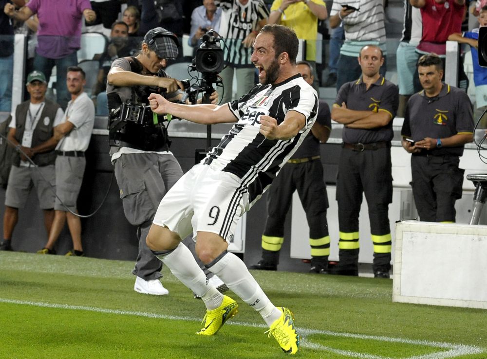 Higuaín steelt show bij winnend Juventus