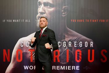 Pislinke McGregor relt erop los in New York, arrestatiebevel tegen Ierse vechter (video's)