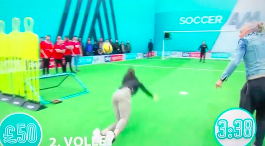 Topvoetbalster Lucy Bronze op haar muil in voetbalshow, bokser Dillian Whyte gaat stuk (video)