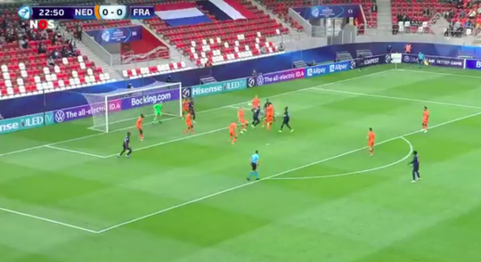 🎥 | GOAL! Dayot Upamecano loopt handig vrij en kopt Jong Oranje op achterstand