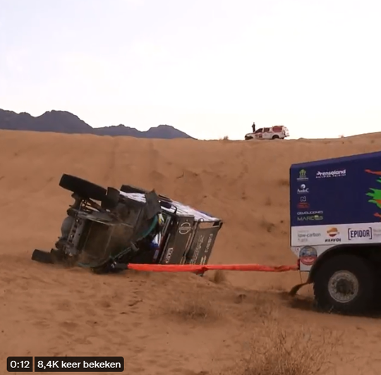 🎥 | Reddingsactie bij Dakar Rally gaat (op z'n zachtst gezegd) niet helemaal goed