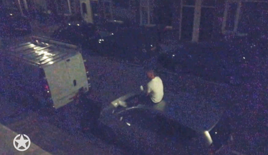 Dronken Wesley Sneijder vermaakt zich prima op dak auto (video)