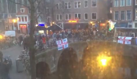 Engelse supporters vieren 'hun' feestje in Amsterdam, 10 arrestanten (video's)