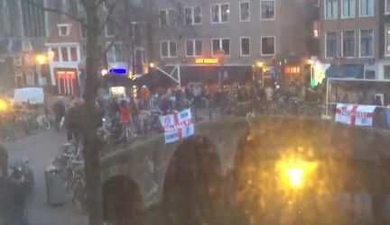 Engelse supporters vieren 'hun' feestje in Amsterdam, 10 arrestanten (video's)