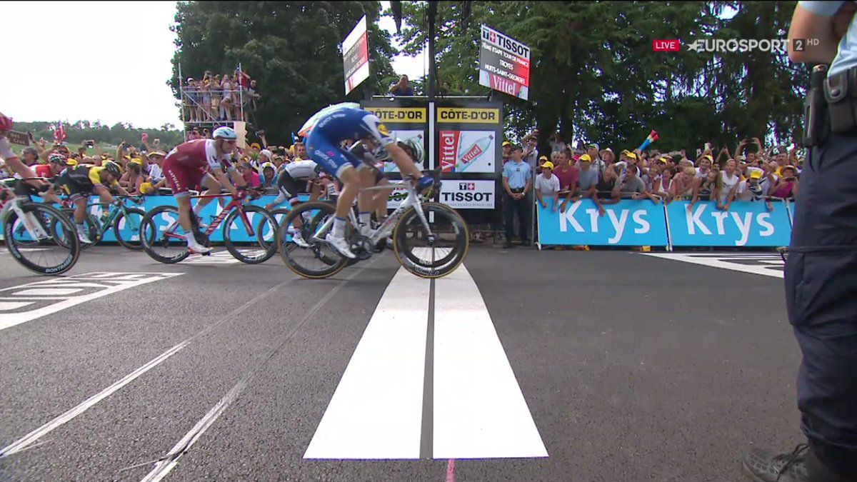 Bizarre fotofinish in Tour de France: winnaar nauwelijks te zien (foto)