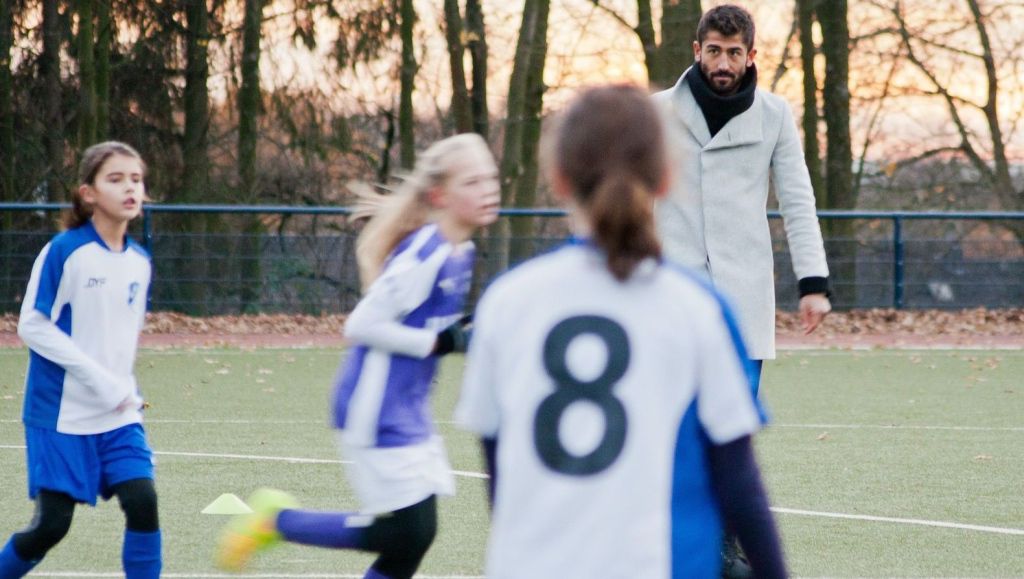 Vrouwonvriendelijke Duitser fluit meisjeswedstrijd en moet twee wedstrijden toekijken