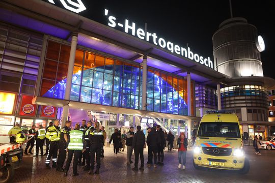 Ajax- en Feyenoordfans steken op elkaar in bij station Den Bosch: meerdere gewonden