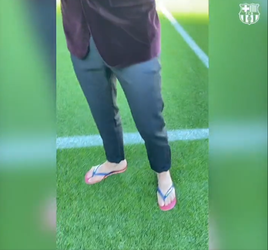 🎥 Dani Alves is gepresenteerd bij Barcelona en komt Camp Nou binnen op slippers