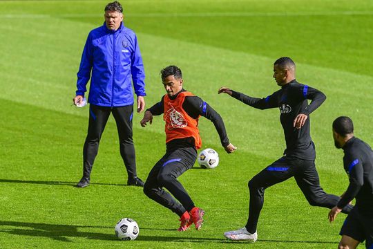 Owen Wijndal hoort op trainingskamp Oranje over interesse van FC Barcelona