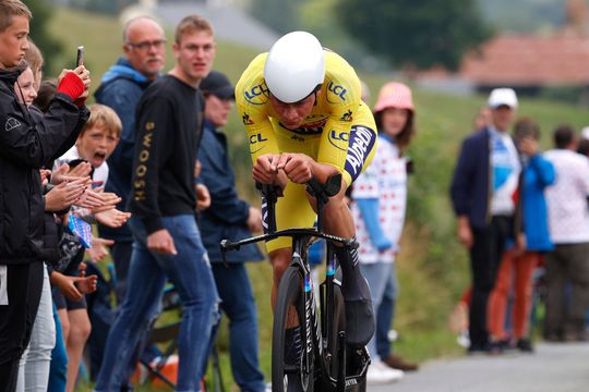 🎥 | Mathieu van der Poel blijft verbazen en behoudt gele trui in Tour de France, Pogacar wint tijdrit
