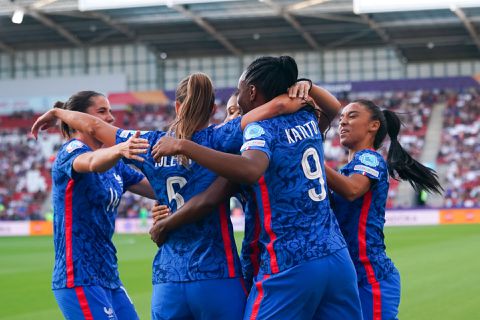 Frankrijk start wervelend aan EK met zinderende zege op Italië