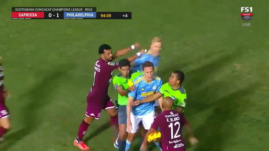 🎥 | Enorme chaos na deze vliegende tackle waar de scheids 'maar' geel voor geeft