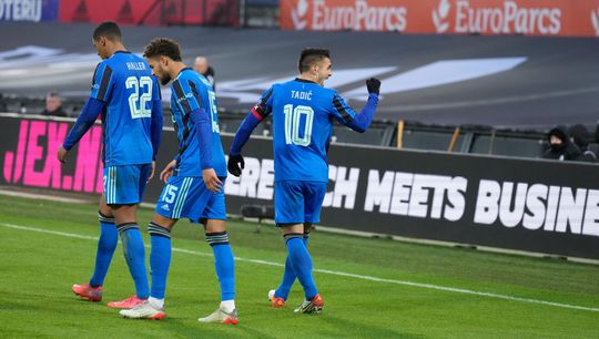 Een eigen goal en een penalty beslissen megaslechte Klassieker in voordeel van Ajax