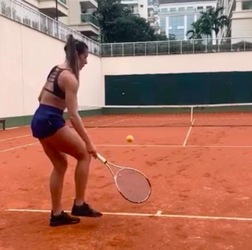 🎥 | Braziliaanse freestyler Natalia Guitler toont knappe skills op tennisbaan