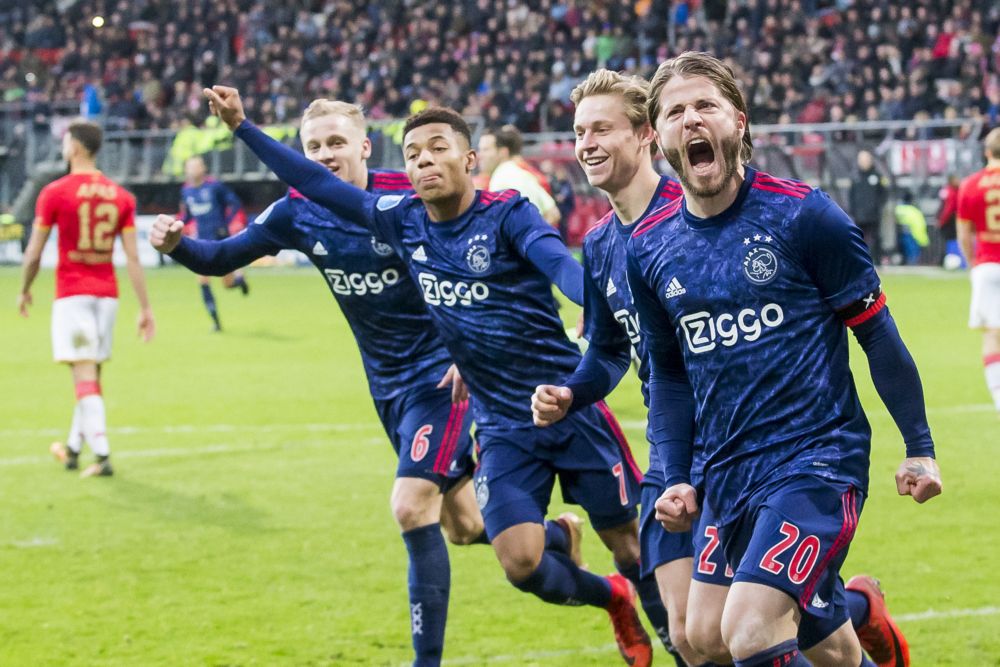 Ajax wint topper van AZ en staat nu alleen op de 2e plek