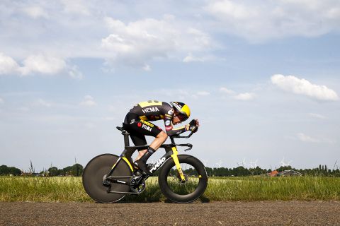Tom Dumoulin is helemaal terug en pakt Nederlandse titel tijdrijden