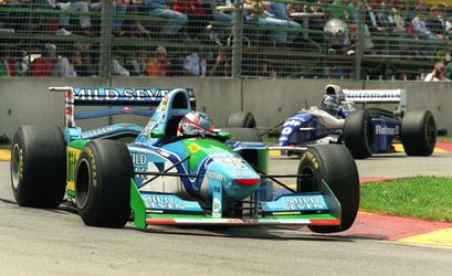 Damon Hill rijdt bij autofestival in 1 van Michael Schumachers oude wagens