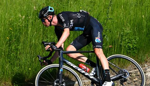 Wielrenner Thymen Arensman over de zeik: 'Maakte foutje door te gaan pissen'