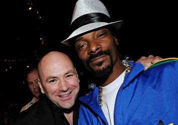 📸 | Snoop Dogg duikt pub van Connor McGregor in en maakt fotootje met zijn UFC-belt