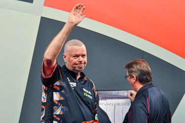 Raymond van Barneveld wil toernooi winnen als huwelijkscadeau: 'Want het kost al genoeg'