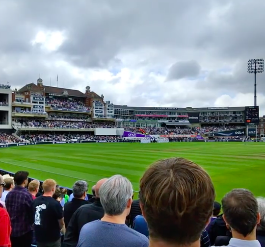 🎥 | Engelse cricketers 1e team dat God save the King-volkslied zingt op tv