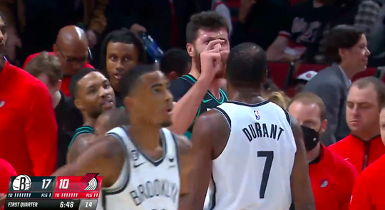 👀 | Check! NBA-beest Jusuf Nurkic zet 'kleine' Kevin Durant op zijn plek na intens duel
