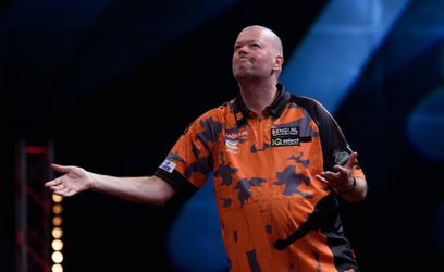 🎥​ | Raymond van Barneveld kan geen dubbel raken en verliest van listige Schindler op World Grand Prix