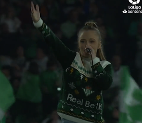 🎥 | Super Bowl? Real Betis opent met Spaanse versie 'All I Want For Christmas Is You'