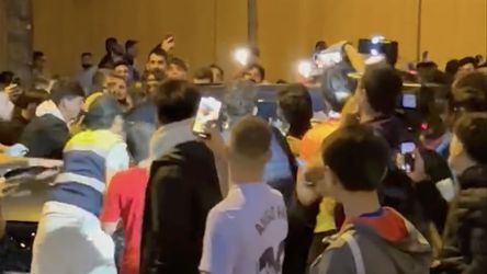 🎥 | Ronald Koeman kan Camp Nou amper verlaten: boze fans hangen aan zijn auto