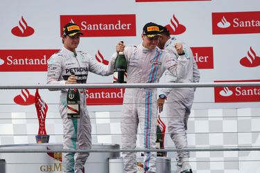Lewis Hamilton steelt de show, winst naar Rosberg