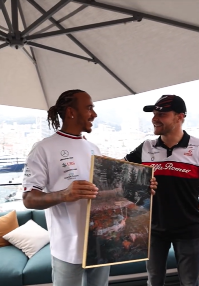 🎥​ | Valtteri Bottas schenkt laatste blote billen-foto aan oud-teamgenoot Lewis Hamilton: 'Voor in je huis'