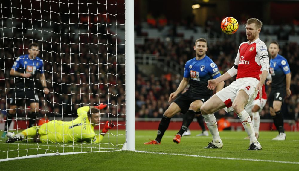 Hilarisch! Mertesacker schrikt van de bal (video)