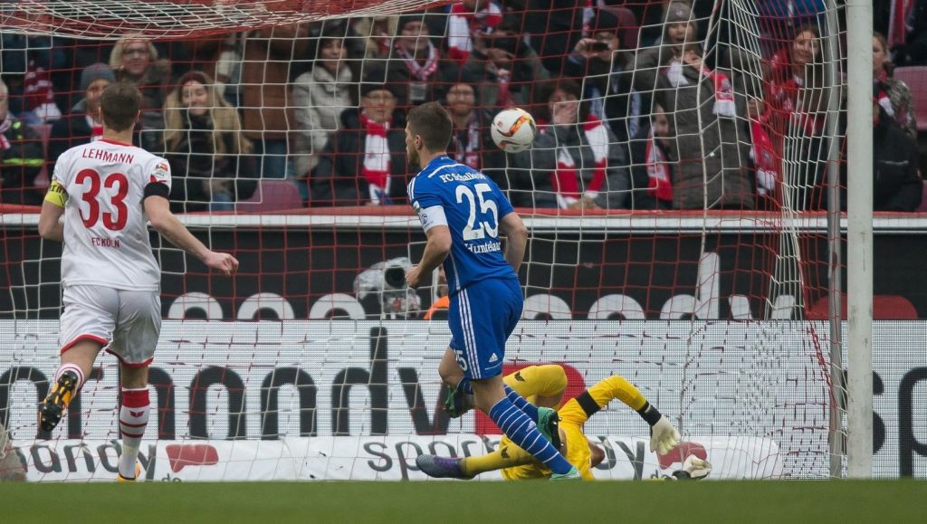 Huntelaar leidt Schalke naar zege, Wolfsburg wint nipt van Mönchengladbach