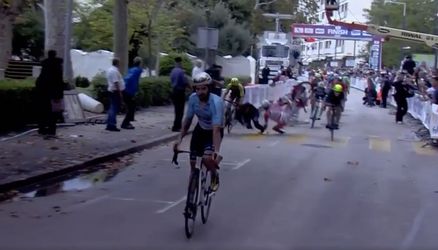 WTF! Man kegelt zo 3 renners onderuit na finish in Ronde van Kroatië (video)