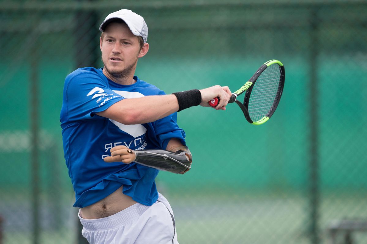 Groots! Tennisser met kunstarm haalt zijn eerste ATP-punt (video)