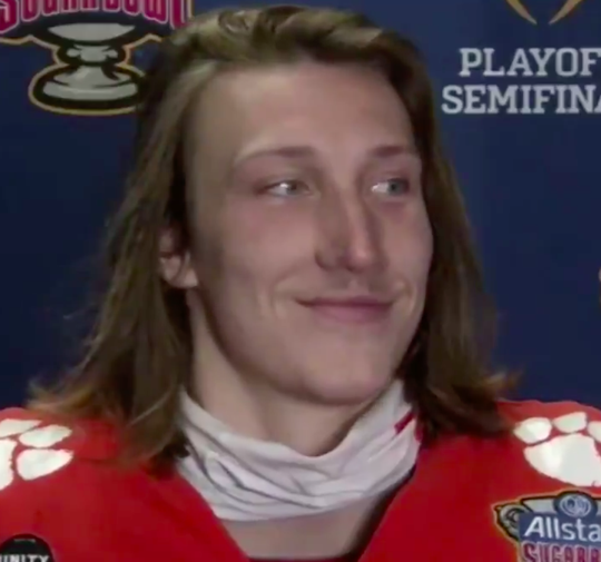 🎥 | Journalist vergeet microfoon uit te zetten: 'Hij moet zijn snor scheren'