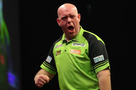 Van Gerwen woest op zichzelf na PL-exit tegen Clayton: 'Irritant, hij gooide ook geen reet'