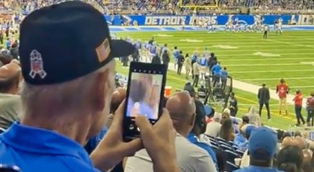 🎥👀 | Opaatje wat doe je nu?! Ouwe gluiperd filmt cheerleaders van Detroit Lions