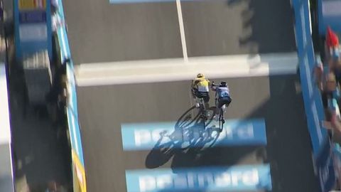 🎥 | Olav Kooij duwt zijn fiets eerder over de lijn dan Jasper Philipsen bij openingsrit in Denemarken