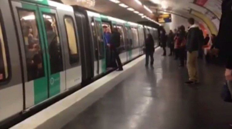 Chelsea-fans moeten de bak in na racisme in metro in Parijs (video)