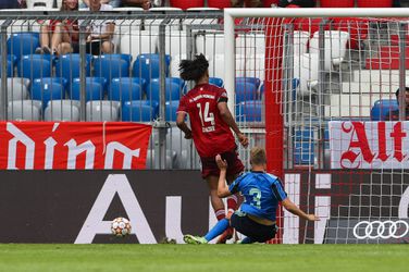 🎥 | Perr Schuurs straft arrogante Bayern-speler KEIHARD af met briljante ingreep