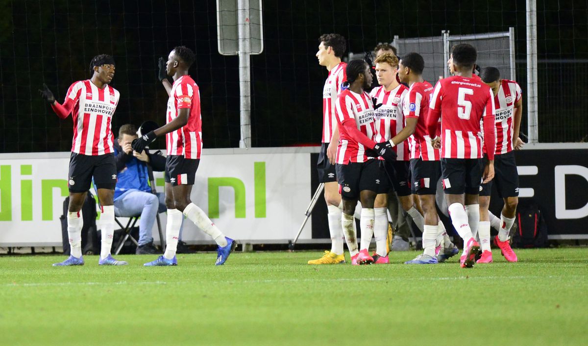 Spelers Jong PSV delen elleboogjes uit voor de wedstrijd vanwege corona