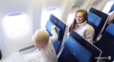 Martens en Van Dongen dollen wat met jongetje in vliegtuig (video)