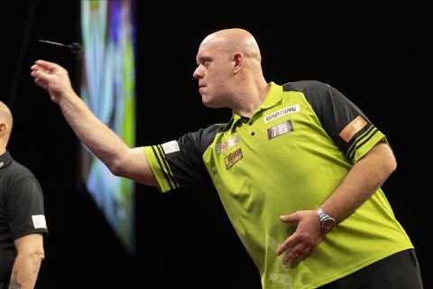 Van Gerwen speelt dag na verwijderen hechtingen gewoon: 'Niet bang dat ik iets kapot maak'