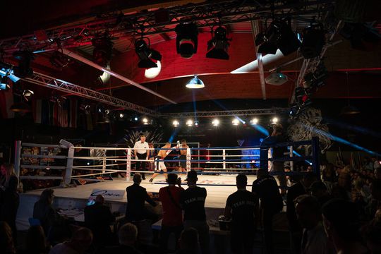 🥊📸 | Amateurbokser keert terug in ring nadat idioot hem bijna doodstak met keukenmes