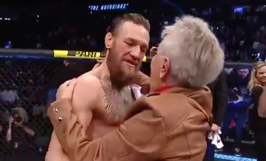 🎥 | Lief! Oma Cerrone en McGregor knuffelen nadat hij haar kleinzoon in elkaar heeft gebeukt