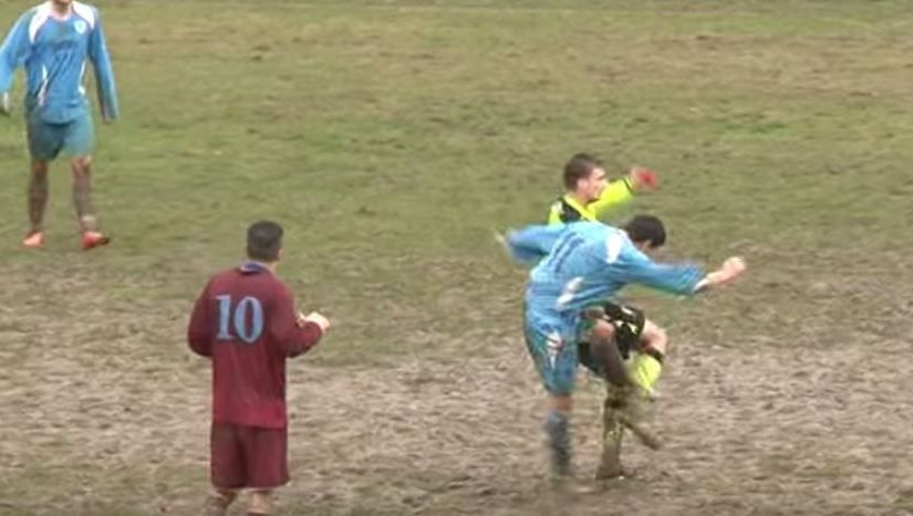 Arbiter geeft geen krimp, boosdoener van het veld getild (video)