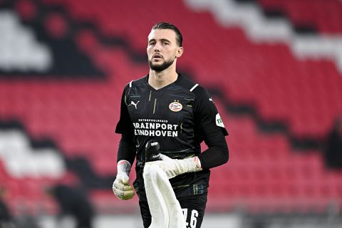 Uitblinkende Unnerstall neemt het op voor collega-keeper Drommel: ‘Hij heeft een beetje tijd nodig’